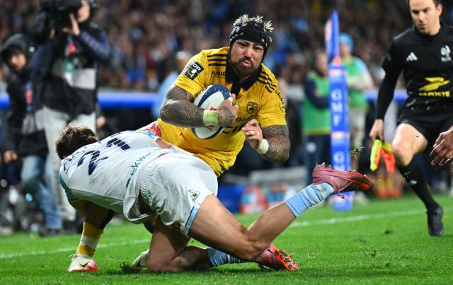 La Rochelle's English winger Jack Nowell is tackled during the French Top14 rugby union match between Aviron Bayonnais (Bayonne) and Stade Rochelais (La Rochelle) at Stade Jean Dauger in Bayonne, south-western France on March 28, 2026. (Photo by Gaizka IROZ / AFP)