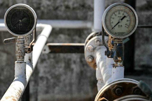 A liquefied petroleum gas (LPG) storage tank's pressure gauge reads zero at a ceramics tiles-manufacturing factory, that remains closed amid propane gas supply constraints and global energy crisis owing to the Middle East war, in Morbi on March 25, 2026. Blazing-hot kilns in India's $6.5 billion ceramics production hub employing hundreds of thousands of people have gone cold, shut down in an energy crunch sparked by the US-Israeli strikes on Iran. (Photo by Indranil MUKHERJEE / AFP)