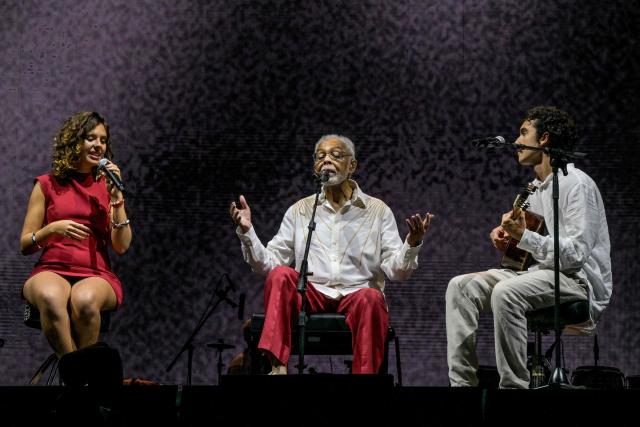 Brazilian musician and songwriter Gilberto Gil (C) performs with his granddaughter Flor Gil (L) and grandson Bento Gil (R) on his 'Gil Tempo Rei Last tour' at Allianz Parque stadium in Sao Paulo, Brazil on March 28, 2026. (Photo by Nelson ALMEIDA / AFP)
