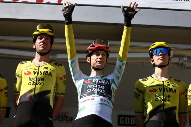 Overall ranking leader Team Visma-Lease a bike's Danish rider Jonas Vingegaard (C) gestures prior the seventh and last stage of the 2026 'Volta a Catalunya' cycling tour of Catalonia, a 95,1 km race between Barcelona and Barcelona, on March 29, 2026. (Photo by Josep LAGO / AFP)