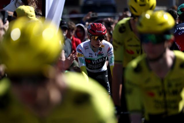 Overall ranking leader Team Visma-Lease a bike's Danish rider Jonas Vingegaard (C) prepares prior the seventh and last stage of the 2026 'Volta a Catalunya' cycling tour of Catalonia, a 95,1 km race between Barcelona and Barcelona, on March 29, 2026. (Photo by Josep LAGO / AFP)