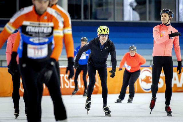 Dutch Prince Bernhard van Oranje (C) and  Dutch singer-songwriter Simon Keizer skate on the Thialf ice rink during the kick-off of the tenth edition of De Hollandse 100, a duathlon is held annually as a fund raiser for scientific research into the nature and treatment of lymphoma, in Heerenveen, on March 29, 2026. (Photo by Koen van Weel / ANP / AFP) / Netherlands OUT