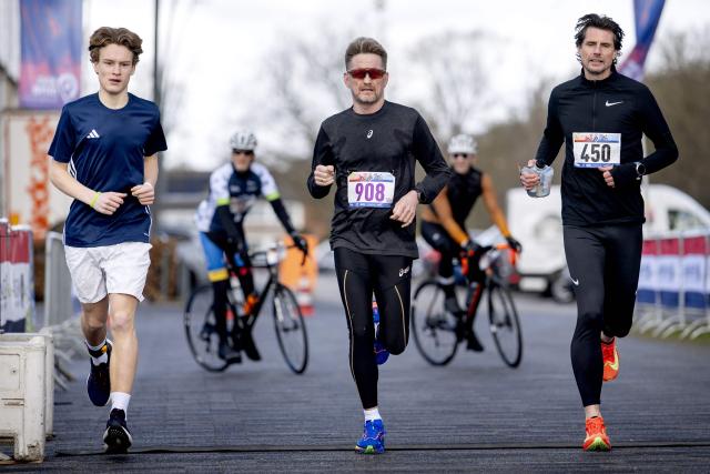 Dutch Prince Pieter Christiaan of Orange-Nassau (C) takes part in the kick-off of the tenth edition of De Hollandse 100, a duathlon is held annually as a fund raiser for scientific research into the nature and treatment of lymphoma, in Heerenveen, on March 29, 2026. (Photo by Koen van Weel / ANP / AFP) / Netherlands OUT