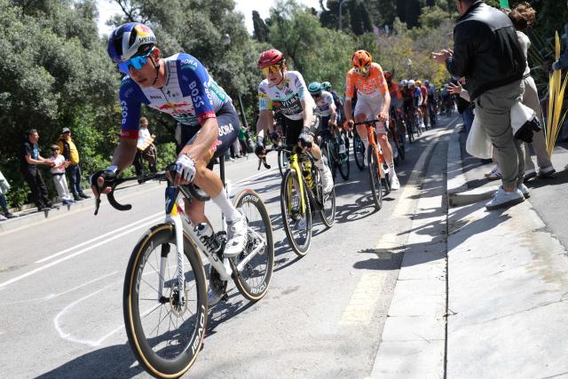 The overall ranking leader Team Visma-Lease a bike's Danish rider Jonas Vingegaard (C) competes during the seventh and last stage of the 2026 'Volta a Catalunya' cycling tour of Catalonia, a 95,1 km race between Barcelona and Barcelona, on March 29, 2026. (Photo by Josep LAGO / AFP)