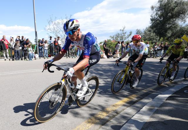 Team Bora's German rider Florian Lipowitz (L) competes with the overall ranking leader Team Visma-Lease a bike's Danish rider Jonas Vingegaard during the seventh and last stage of the 2026 'Volta a Catalunya' cycling tour of Catalonia, a 95,1 km race between Barcelona and Barcelona, on March 29, 2026. (Photo by Josep LAGO / AFP)