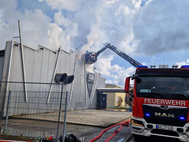 This picture shows a firetruck and firemen working at the site of a fire accident at the nightclub K in Kehl, south-western Germany, on March 29, 2026. Hundreds of people were evacuated from a nightclub in southwest Germany after a fire broke out, police said on March 29, 2026, with images from the scene showing the blaze raging on the building's roof. (Photo by NonStopNews / AFP)