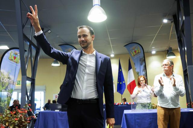Alexis Chaussalet, the newly elected mayor of Le Tampon and a member of the left-wing La France Insoumise (LFI) party, flashes the victory sign during the inaugural session of the new municipal council in Le Tampon, on the French Indian Ocean island of Réunion, on March 29, 2026. (Photo by Richard BOUHET / AFP)
