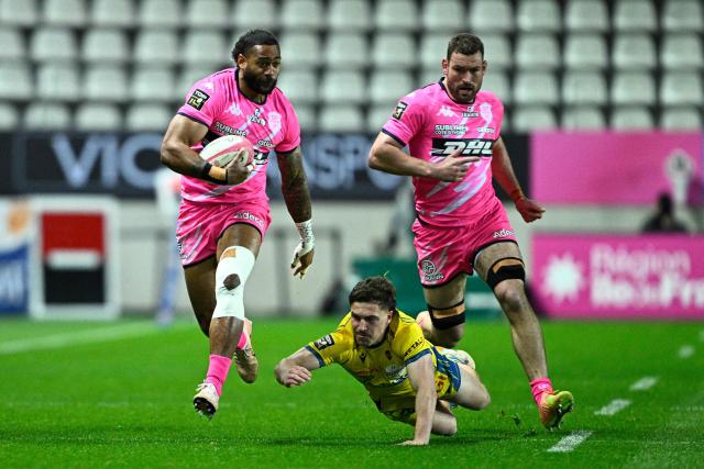 Stade Français' Fijian wing Peniasi Dakuwaqa (L) skips out of a tackle from Clermont's French scrum-half Baptiste Jauneau (C) during the French Top14 rugby union match between Stade Francais Paris and ASM Clermont Auvergne at the Jean-Bouin Stadium in Paris on March 29, 2026. (Photo by JULIEN DE ROSA / AFP)