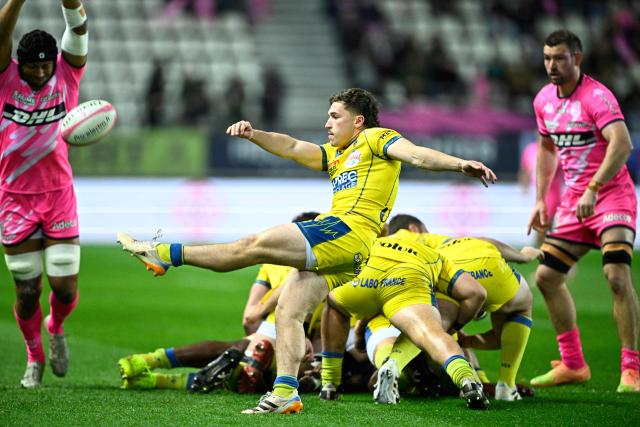 Clermont's French scrum-half Baptiste Jauneau (C) clears the ball from a Clermont ruck during the French Top14 rugby union match between Stade Francais Paris and ASM Clermont Auvergne at the Jean-Bouin Stadium in Paris on March 29, 2026. (Photo by JULIEN DE ROSA / AFP)