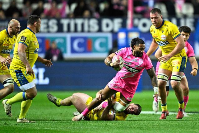 Stade Français' Fijian wing Peniasi Dakuwaqa (CR) is tackled as he runs with the ball during the French Top14 rugby union match between Stade Francais Paris and ASM Clermont Auvergne at the Jean-Bouin Stadium in Paris on March 29, 2026. (Photo by JULIEN DE ROSA / AFP)