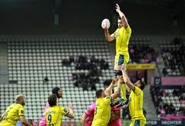 Clermont's Australian lock Rob Simmons (2R) catches the ball as he is lifted into the air for a Clermont lineout during the French Top14 rugby union match between Stade Francais Paris and ASM Clermont Auvergne at the Jean-Bouin Stadium in Paris on March 29, 2026. (Photo by JULIEN DE ROSA / AFP)