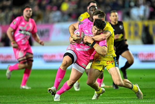 Stade Français' Italian hooker Giacomo Nicotera (L) is tackled during the French Top14 rugby union match between Stade Francais Paris and ASM Clermont Auvergne at the Jean-Bouin Stadium in Paris on March 29, 2026. (Photo by JULIEN DE ROSA / AFP)