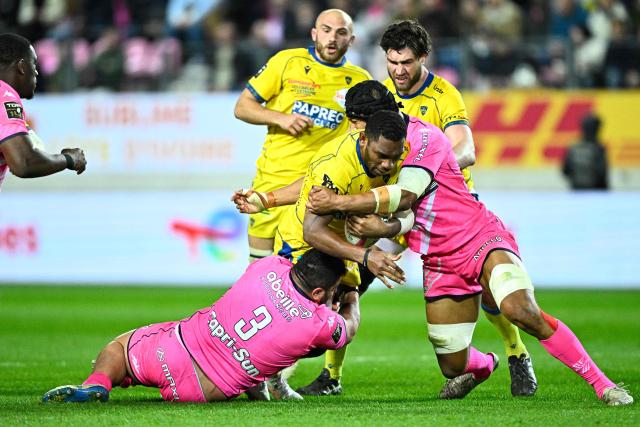 Clermont's Fijian centre Alivereti Loaloa (C) is tackled by Stade Français' Georgian prop Giorgi Melikidze (CL) as he runs with the ball during the French Tot's French centre Léon Darricarrère p14 rugby union match between Stade Francais Paris and ASM Clermont Auvergne at the Jean-Bouin Stadium in Paris on March 29, 2026. (Photo by JULIEN DE ROSA / AFP)
