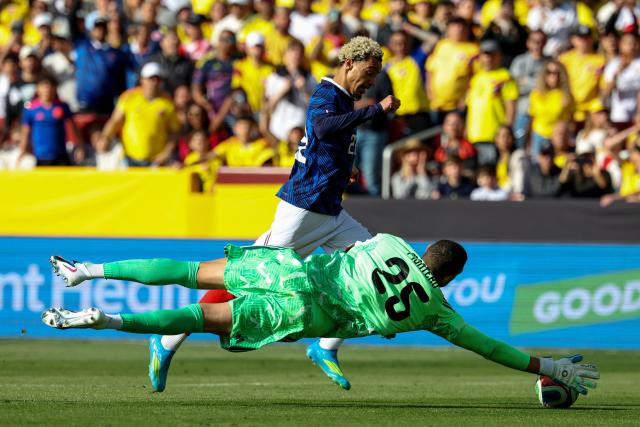 TOPSHOT - Colombia's goalkeeper #25 Alvaro Montero makes a save on an attack by France's forward #22 Hugo Ekitike during a friendly football match between Colombia and France at Northwest Stadium in Landover, Maryland, on March 29, 2026. (Photo by FRANCK FIFE / AFP)