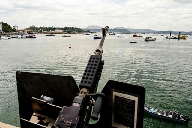 A mounted machine gun is pictured aboard the USS Navy Arleigh Burke-class guided-missile destroyer USS Gridley (DDG 101), docked at the Amador cruise terminal in Panama City on March 29, 2026. The ship reached the country alongside the aircraft carrier USS Nimitz as part of the multinational maritime cooperation exercises “Mares del Sur 2026.” (Photo by MARTIN BERNETTI / AFP)