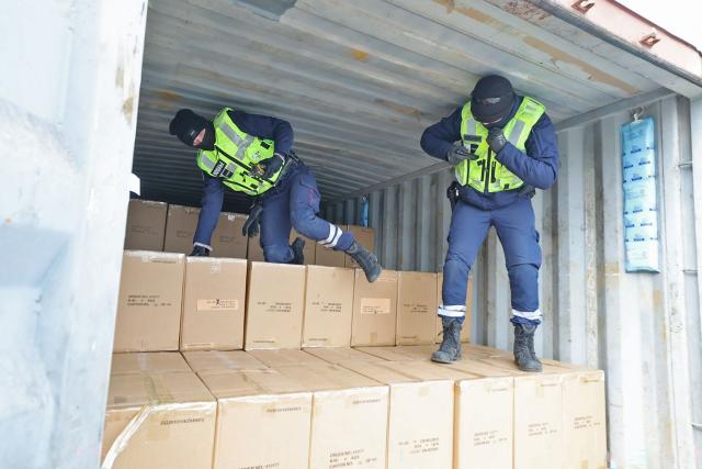 Customs officers inspect a shipping container at the port of Dunkirk in Loon-Plage on March 27, 2026, following a recent record seizure of 13 tons of cocaine from South America. (Photo by Francois LO PRESTI / AFP)
