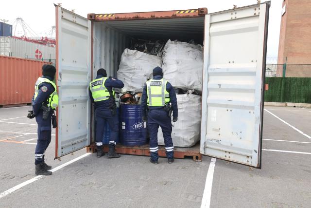 Customs officers inspect a shipping container at the port of Dunkirk in Loon-Plage on March 27, 2026, following a recent record seizure of 13 tons of cocaine from South America. (Photo by Francois LO PRESTI / AFP)