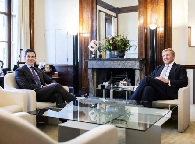 Dutch King Willem-Alexander (R) receives Prime Minister Rob Jetten at Noordeinde Palace in The Hague on March 30, 2026, for their first weekly meeting since the swearing-in of the Jetten cabinet. (Photo by Remko de Waal / ANP / AFP) / Netherlands OUT