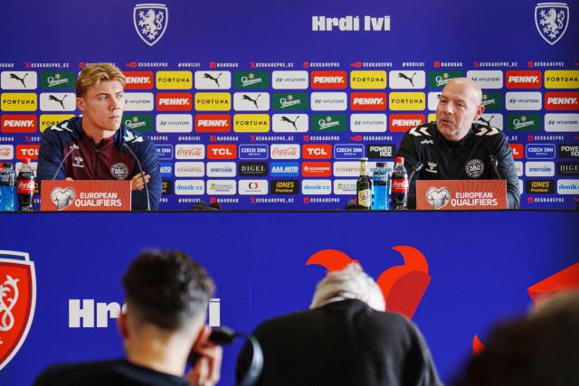 Denmark's coach Brian Riemer (R) and Denmark's forward #09 Rasmus Hojlund address a press conference in Copenhagen on March 30, 2026, ahead the team's play-off FIFA World Cup 2026 qualification final football match against Czech Republic to be played in Prague on March 31. (Photo by Liselotte Sabroe / Ritzau Scanpix / AFP) / Denmark OUT