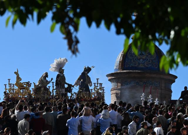 The image of Christ of the San Gonzalo brotherhood crosses a bridge during the Holy Monday procession in Seville, Spain, on March 30, 2026. Christian believers around the world mark Holy Week in celebration of the crucifixion and resurrection of Jesus Christ. (Photo by CRISTINA QUICLER / AFP)