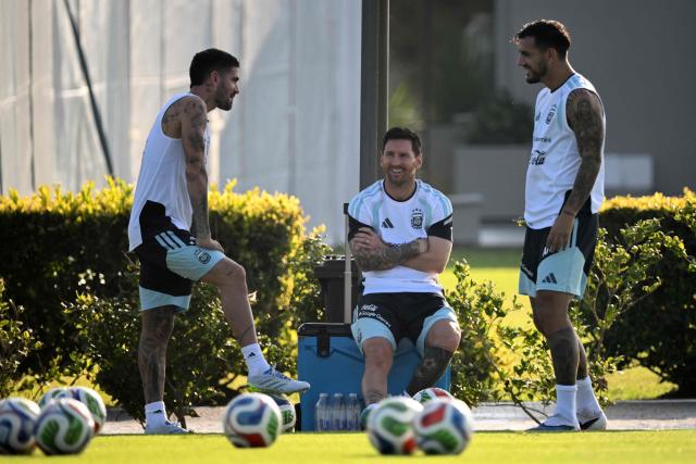Argentina's midfielder Rodrigo De Paul (L) speaks with teammates forward Lionel Messi (C) and midfielder Leandro Paredes during a training session in Ezeiza, Buenos Aires province on March 30, 2026, ahead of a friendly match against Zambia on March 31 at the La Bombonera Stadium in Buenos Aires. (Photo by Luis ROBAYO / AFP)