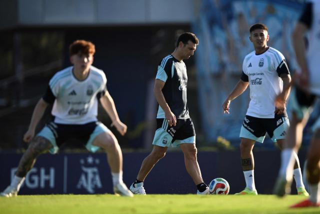 Argentina's head coach Lionel Scaloni (C) gestures during a training session in Ezeiza, Buenos Aires province on March 30, 2026, ahead of a friendly match against Zambia on March 31 at the La Bombonera Stadium in Buenos Aires. (Photo by Luis ROBAYO / AFP)