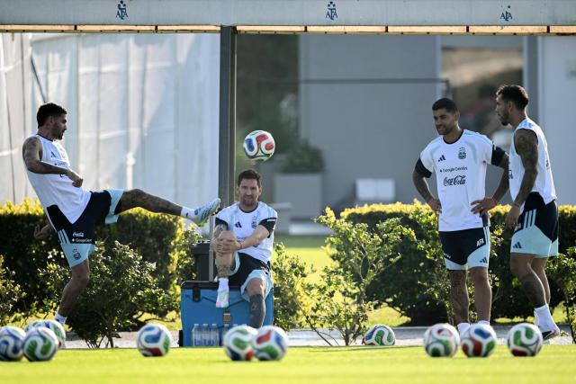 Argentina's midfielder Rodrigo De Paul (L) kicks the ball next to teammates forward Lionel Messi (2nd L), defender Cristian Romero (2nd R) and midfielder Leandro Paredes during a training session in Ezeiza, Buenos Aires province on March 30, 2026, ahead of a friendly match against Zambia on March 31 at the La Bombonera Stadium in Buenos Aires. (Photo by Luis ROBAYO / AFP)