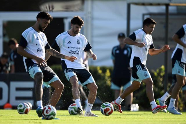 Argentina's forward Nicolas Gonzalez (L), defender Marcos Senesi (C) and defender Marcos Acuna take part in a training session in Ezeiza, Buenos Aires province, Argentina, on March 30, 2026, ahead of a friendly match against Zambia on March 31 at the La Bombonera Stadium in Buenos Aires. (Photo by Luis ROBAYO / AFP)