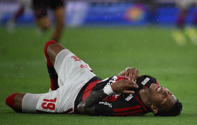 (FILES) Flamengo's Ecuadorean forward #19 Gonzalo Plata reacts after missing a chance during the Recopa Sudamericana second leg final football match between Brazil's Flamengo and Argentina's Lanus at the Maracana Stadium in Rio de Janeiro, Brazil, on February 26, 2026. Ecuador winger Gonzalo Plata found calmer waters with the national team as he faces turmoil at Flamengo over questions about his discipline and adaptation. (Photo by MAURO PIMENTEL / AFP)