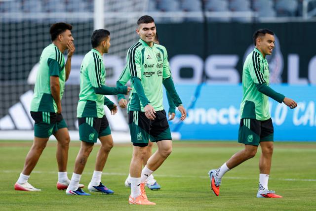 Mexico national team players warm up during a training session during a training session at Soldier Field in Chicago, on March 30, 2026. Mexico is preparing for tomorrow's international friendly match against Belgium, in advance of the the 2026 World Cup. (Photo by KAMIL KRZACZYNSKI / AFP)