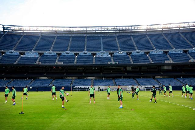 Mexico national team players warm up during a training session during a training session at Soldier Field in Chicago, on March 30, 2026. Mexico is preparing for tomorrow's international friendly match against Belgium, in advance of the the 2026 World Cup. (Photo by KAMIL KRZACZYNSKI / AFP)