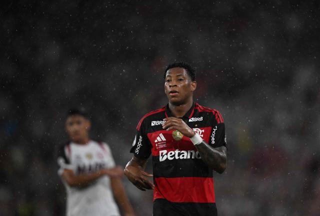 (FILES) Flamengo's Ecuadorean forward #19 Gonzalo Plata gestures during the Recopa Sudamericana second leg final football match between Brazil's Flamengo and Argentina's Lanus at the Maracana Stadium in Rio de Janeiro, Brazil, on February 26, 2026. Ecuador winger Gonzalo Plata found calmer waters with the national team as he faces turmoil at Flamengo over questions about his discipline and adaptation. (Photo by MAURO PIMENTEL / AFP)