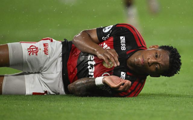 (FILES) Flamengo's Ecuadorean forward #19 Gonzalo Plata reacts after missing a chance during the Recopa Sudamericana second leg final football match between Brazil's Flamengo and Argentina's Lanus at the Maracana Stadium in Rio de Janeiro, Brazil, on February 26, 2026. Ecuador winger Gonzalo Plata found calmer waters with the national team as he faces turmoil at Flamengo over questions about his discipline and adaptation. (Photo by MAURO PIMENTEL / AFP)