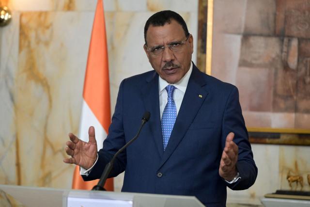 (FILES) Niger's President Mohamed Bazoum holds a press conference with Ivorian President after a meeting at the presidential palace in Abidjan, on June 23, 2022. The term of Nigerien President Mohamed Bazoum, overthrown in a coup on July 26, 2023, by a military junta that has held him ever since, ends on Thursday, with no immediate prospect of his release or a trial.
Mr. Bazoum was sworn in as president on April 2, 2021, after winning the presidential election with 55% of the vote. Since the coup that brought General Abdourahamane Tiani's junta to power, he has consistently refused to resign and remains detained with his wife in a wing of the presidential palace in the capital, Niamey.
But for his lawyers, this April 2 date is meaningless, as Mr. Bazoum has been unable to perform his duties since July 2023. "April 2 will not be the end of his term," Moussa Coulibaly, a member of Mohamed Bazoum's legal team, told AFP. (Photo by Sia KAMBOU / AFP)