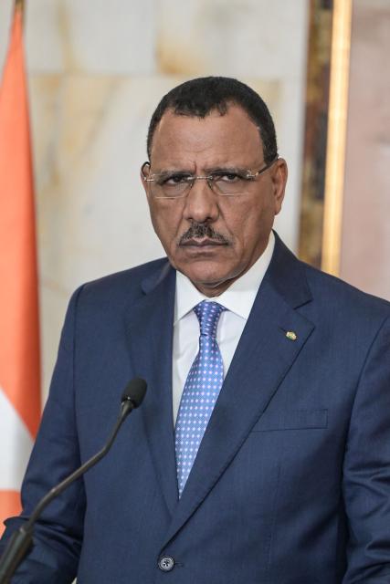 (FILES) Niger's President Mohamed Bazoum holds a press conference with Ivorian President after a meeting at the presidential palace in Abidjan, on June 23, 2022. The term of Nigerien President Mohamed Bazoum, overthrown in a coup on July 26, 2023, by a military junta that has held him ever since, ends on Thursday, with no immediate prospect of his release or a trial.
Mr. Bazoum was sworn in as president on April 2, 2021, after winning the presidential election with 55% of the vote. Since the coup that brought General Abdourahamane Tiani's junta to power, he has consistently refused to resign and remains detained with his wife in a wing of the presidential palace in the capital, Niamey.
But for his lawyers, this April 2 date is meaningless, as Mr. Bazoum has been unable to perform his duties since July 2023. "April 2 will not be the end of his term," Moussa Coulibaly, a member of Mohamed Bazoum's legal team, told AFP. (Photo by Sia KAMBOU / AFP)