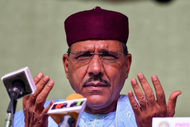 (FILES) Niger's newly elected president Mohamed Bazoum gestures at his party headquarter after the announcement of his election in Niamey, on February 23, 2021. The term of Nigerien President Mohamed Bazoum, overthrown in a coup on July 26, 2023, by a military junta that has held him ever since, ends on Thursday, with no immediate prospect of his release or a trial.
Mr. Bazoum was sworn in as president on April 2, 2021, after winning the presidential election with 55% of the vote. Since the coup that brought General Abdourahamane Tiani's junta to power, he has consistently refused to resign and remains detained with his wife in a wing of the presidential palace in the capital, Niamey.
But for his lawyers, this April 2 date is meaningless, as Mr. Bazoum has been unable to perform his duties since July 2023. "April 2 will not be the end of his term," Moussa Coulibaly, a member of Mohamed Bazoum's legal team, told AFP. (Photo by Issouf SANOGO / AFP)