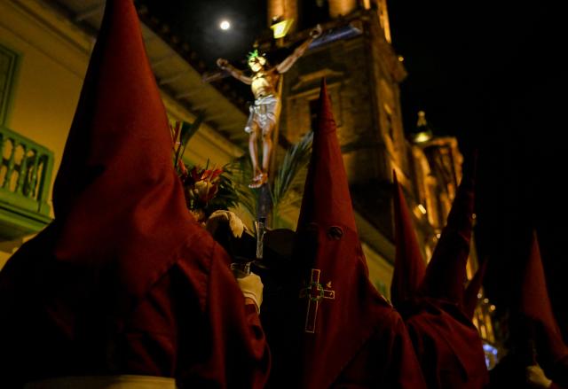 Members of the Nazarenos brotherhood take part in the Jesus Nazareno children's procession as part of Holy Week celebrations in Zipaquira, Cundinamarca department, Colombia, on March 30, 2026. (Photo by Luis ACOSTA / AFP)
