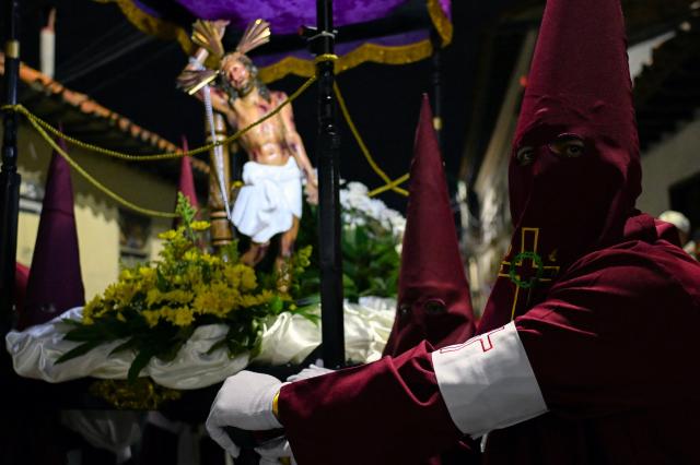 Members of the Nazarenos brotherhood take part in the Jesus Nazareno children's procession as part of Holy Week celebrations in Zipaquira, Cundinamarca department, Colombia, on March 30, 2026. (Photo by Luis ACOSTA / AFP)