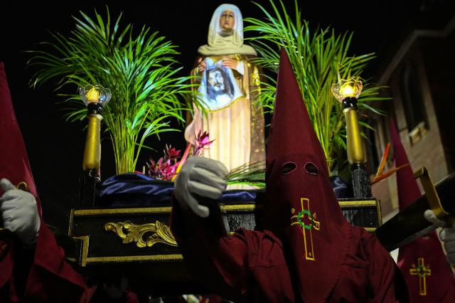 Members of the Nazarenos brotherhood take part in the Jesus Nazareno children's procession as part of Holy Week celebrations in Zipaquira, Cundinamarca department, Colombia, on March 30, 2026. (Photo by Luis ACOSTA / AFP)