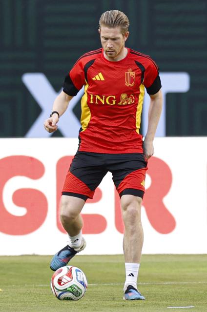 Belgium's midfielder Kevin De Bruyne warms up during a training session at Soldier Field in Chicago, Illinois on 30 March 2026. Belgium is preparing for tomorrow's international friendly match against Mexico, in advance of the 2026 World Cup. (Photo by KAMIL KRZACZYNSKI / AFP)