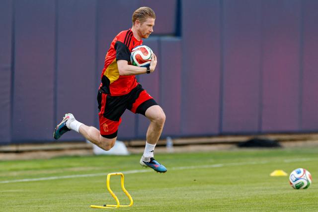 Belgium's midfielder Kevin De Bruyne runs with the ball during a training session at Soldier Field in Chicago, Illinois on March 30, 2026. Belgium is preparing for tomorrow's international friendly match against Mexico, in advance of the 2026 World Cup. (Photo by KAMIL KRZACZYNSKI / AFP)
