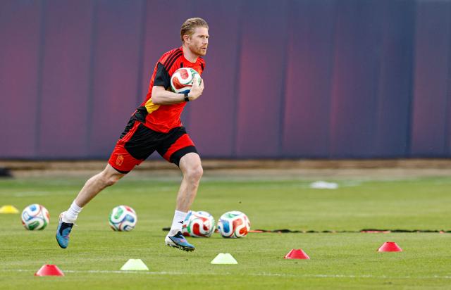 Belgium's midfielder Kevin De Bruyne runs with the ball during a training session at Soldier Field in Chicago, Illinois on March 30, 2026. Belgium is preparing for tomorrow's international friendly match against Mexico, in advance of the 2026 World Cup. (Photo by KAMIL KRZACZYNSKI / AFP)
