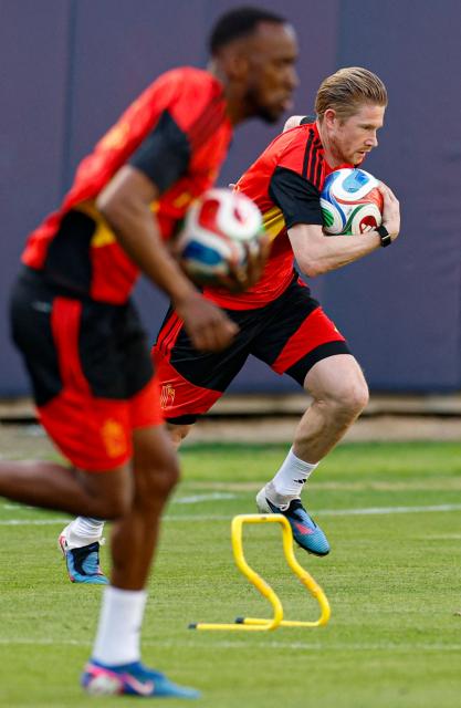 Belgium's midfielder Kevin De Bruyne (R) runs with the ball during a training session at Soldier Field in Chicago, Illinois on March 30, 2026. Belgium is preparing for tomorrow's international friendly match against Mexico, in advance of the 2026 World Cup. (Photo by KAMIL KRZACZYNSKI / AFP)