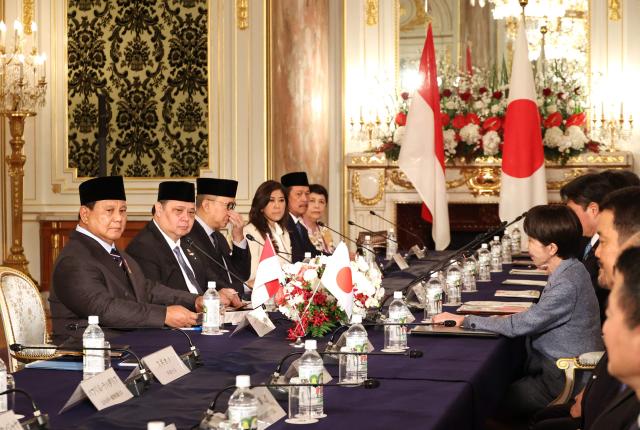 Indonesia's President Prabowo Subianto (L) and Japan's Prime Minister Sanae Takaichi (R) hold talks at the Akasaka guesthouse in Tokyo on March 31, 2026. (Photo by YOSHIKAZU TSUNO / POOL / AFP)