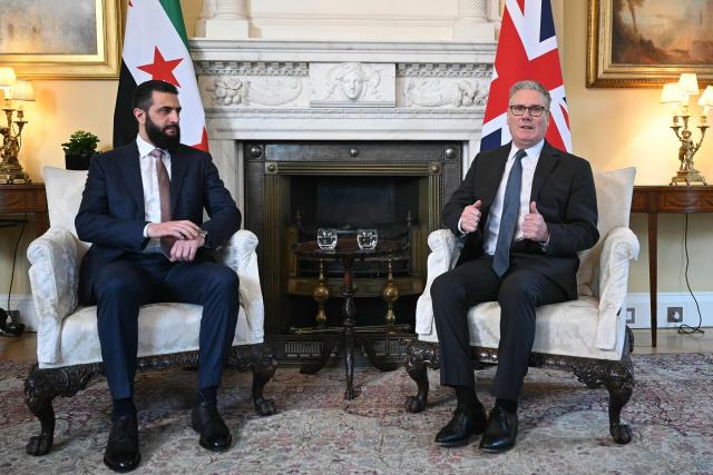 Syria's President Ahmed al-Sharaa (L) is welcomed by Britain's Prime Minister Keir Starmer ahead of their meeting at 10 Downing Street in central London on March 31, 2026. (Photo by JUSTIN TALLIS / POOL / AFP)