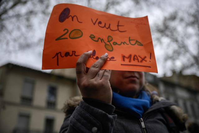 A protester holds a placard reading "We want a maximum of 20 children per class" during a demonstration by teachers and educators protesting against teaching post cuts and classroom closures and demanding higher wages as part of the national strike in the Education nationale in Toulouse on March 31, 2026. (Photo by Ed JONES / AFP)