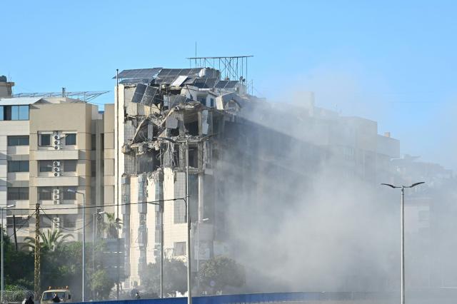 Smoke rises from the site of an Israeli strike that targeted a building adjacent to the highway that leads to Beirut's international airport on March 31, 2026. A strike hit a building adjacent to Beirut's main airport road on March 31, AFPTV's live broadcast showed, after the Israeli military warned it would hit a "Hezbollah facility". Lebanon was pulled into the Middle East conflict when Tehran-backed armed group Hezbollah fired rockets at Israel on March 2 in revenge for the killing of Iran's supreme leader, the opening salvo in the US-Israeli war against the Islamic republic. (Photo by FADEL itani / AFP) / 