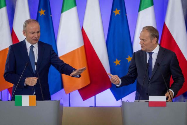 Irland's Prime Minister Micheal Martin (L) and Poland's Prime Ministewr Donald Tusk react as they hold a joint press conference after their meeting in the government building in Warsaw, Poland, on March 31, 2026. (Photo by Wojtek RADWANSKI / AFP)