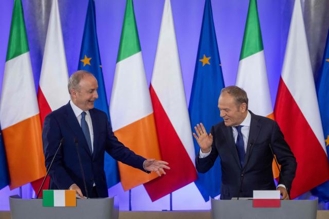 Irland's Prime Minister Micheal Martin (L) and Poland's Prime Ministewr Donald Tusk react as they hold a joint press conference after their meeting in the government building in Warsaw, Poland, on March 31, 2026. (Photo by Wojtek RADWANSKI / AFP)