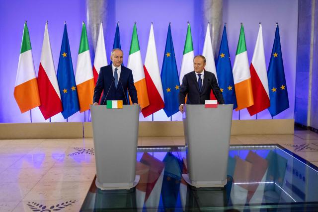 An overview shows Irland's Prime Minister Micheal Martin (L) and Poland's Prime Minister Donald Tusk during a joint press conference after their meeting in the government building in Warsaw, Poland, on March 31, 2026. (Photo by Wojtek RADWANSKI / AFP)